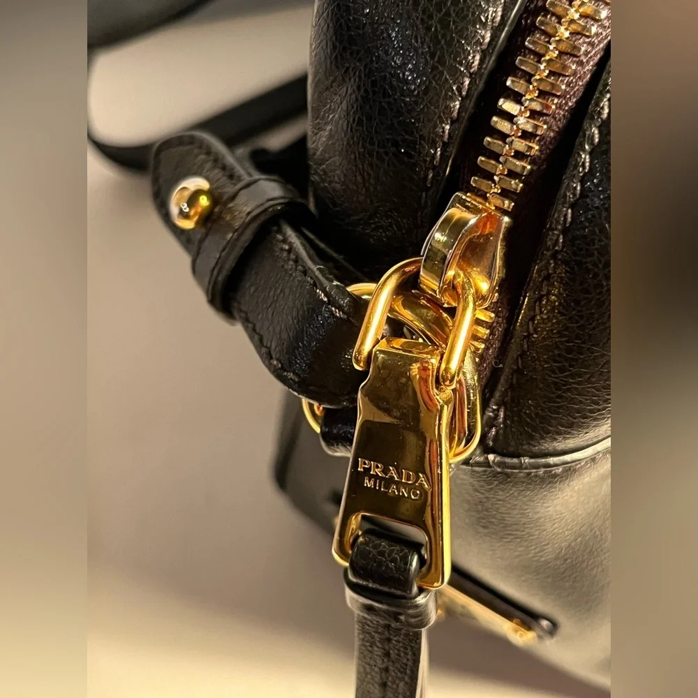 PRADA MILANO  (EMBOSSED LOGO) Glace calf Leather Black Shoulder Bag 🎩🎩🎩🎩🎩🎩 - Picture 4 of 16